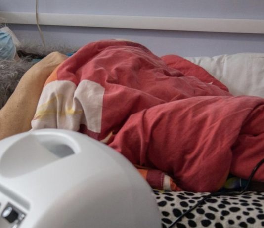 UNICEF: Antonina, de 58 años, necesita oxigeno tras haber contraído el COVID-19 en Ucrania