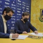 El director general de la AD Alcorcón, Ignacio Álvarez y el presidente del Club Ajedrez Diagonal Alcorcón, Alfredo Pérez Bruni, firman el acuerdo en la sede del club de fútbol.