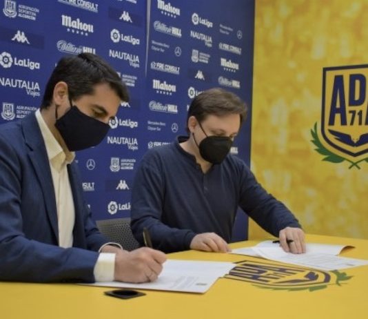El director general de la AD Alcorcón, Ignacio Álvarez y el presidente del Club Ajedrez Diagonal Alcorcón, Alfredo Pérez Bruni, firman el acuerdo en la sede del club de fútbol.