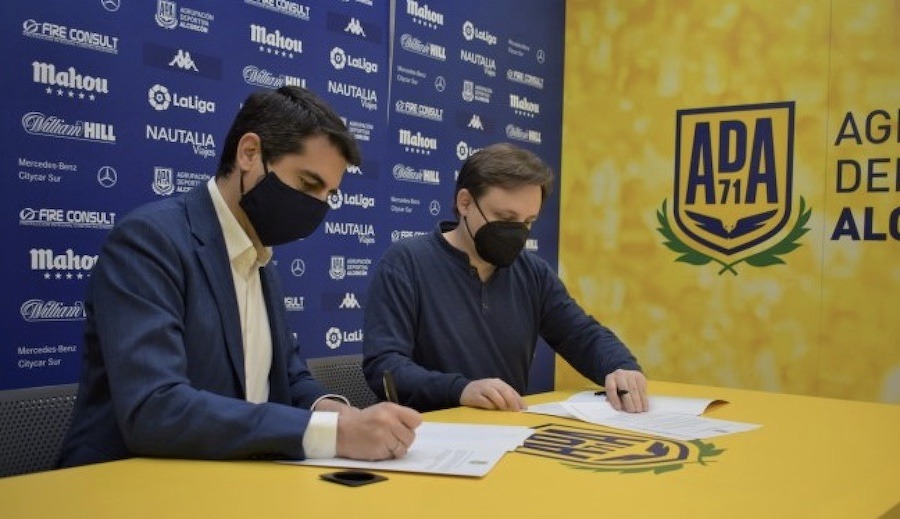 El director general de la AD Alcorcón, Ignacio Álvarez y el presidente del Club Ajedrez Diagonal Alcorcón, Alfredo Pérez Bruni, firman el acuerdo en la sede del club de fútbol.