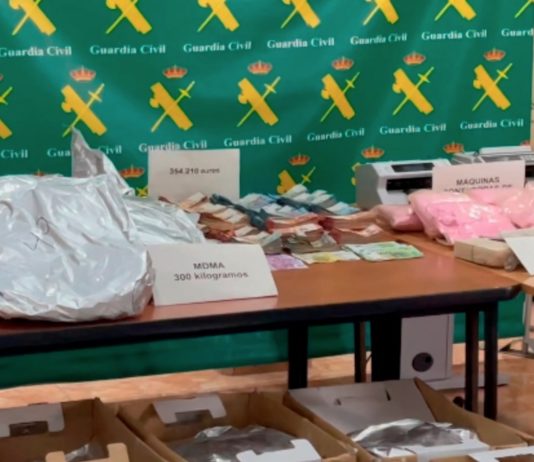 La Guardia Civil junto a la policía holandesa ha procedido, en el marco de la operación Erxinio, a la detención en Valencia de dos ciudadanos holandeses, E.G.L, de veintiún años, y otro de origen turco vinculado directamente con la organización turca de extrema derecha «Grey Wolves», a quienes se ha incautado 300 kilogramos de MDMA, tres de heroína y once kilogramos de la conocida como «cocaína rosa», además de 350.000 euros en efectivo, dos máquinas para el conteo de billetes y varios teléfonos móviles.