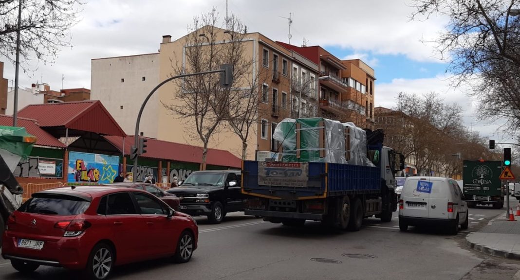 Madrid, calle Alcalá, carril bici ocupado por furgonetas y camiones