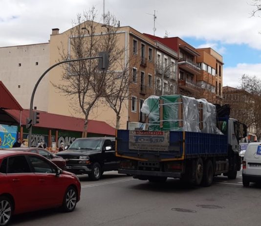 Madrid, calle Alcalá, carril bici ocupado por furgonetas y camiones