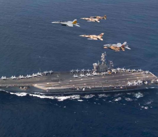 Cazas marroquíes y estadounidenses sobrevuelan el portaaviones nuclear estadounidense USS Eisenhower en las maniobras Lightning Handshake 2021