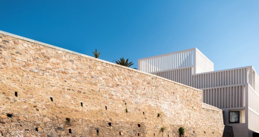 La ampliación del Museo Helga de Alvear se funde con la parte árabe de la muralla