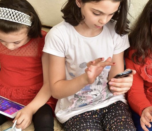 UNICEF: niñas con dispositivos digitales en Turquía © Olcer