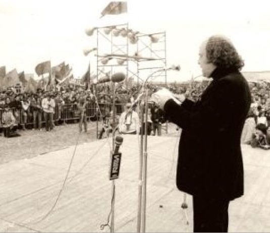 Luis López Álvarez lee 'Los Comuneros' en la explanada de Villalar de los Comuneros en 1978
