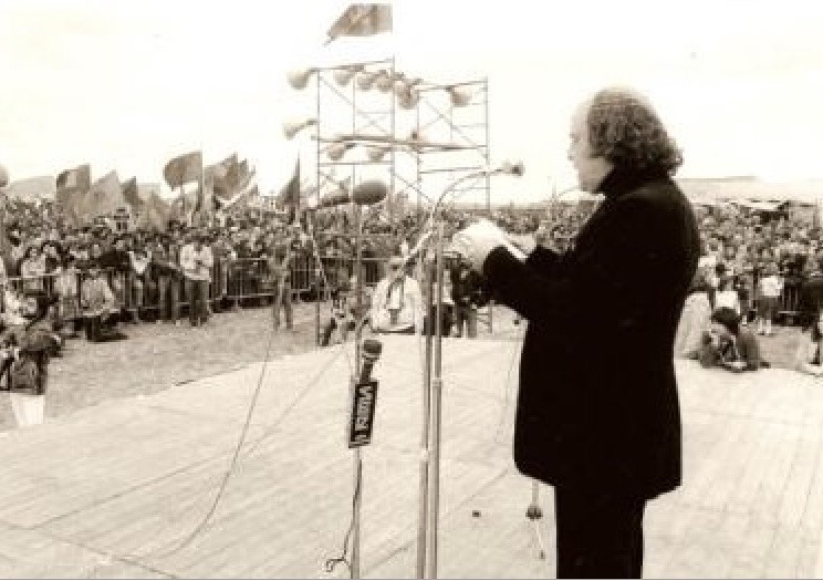 Luis López Álvarez lee 'Los Comuneros' en la explanada de Villalar de los Comuneros en 1978