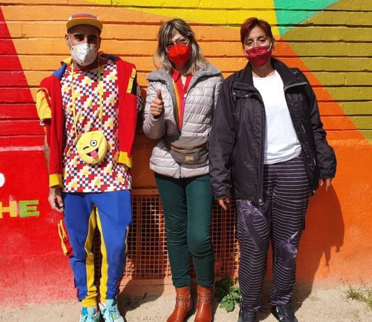 Okuda ante el mural de Aluche con vecinos de la Red de Apoyo Mutuo