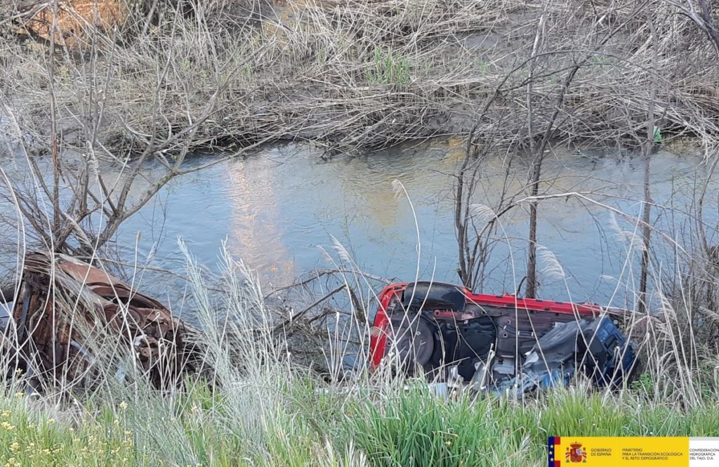 Vehículos abandonados en el cauce del río Guadarrama en Madrid