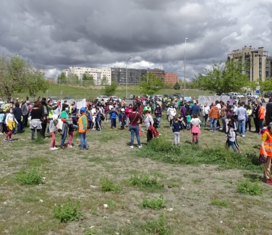 Villa de Vallecas, vecinos convocados por ACEPVIVA colocan la primera piedra de un nuevo instituto el 11ABR2021