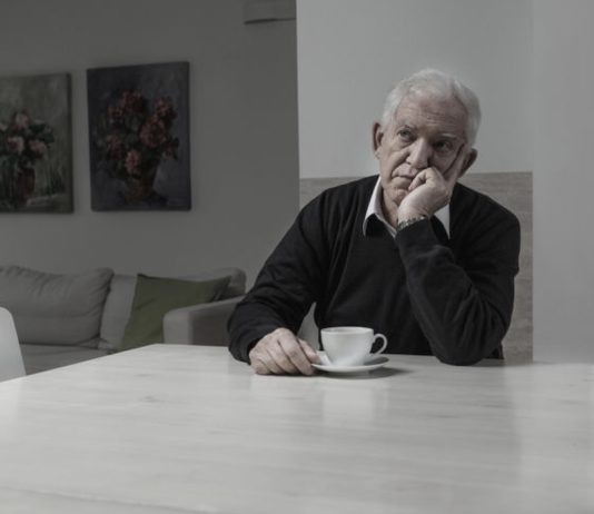personas solas tomando café