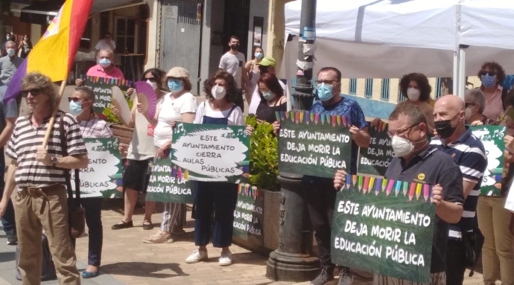 Leganés: vecinos protestan por la falta de aulas públicas. 30MAY2021