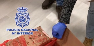 Policia pintura roja con cocaina