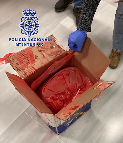 Policia pintura roja con cocaina