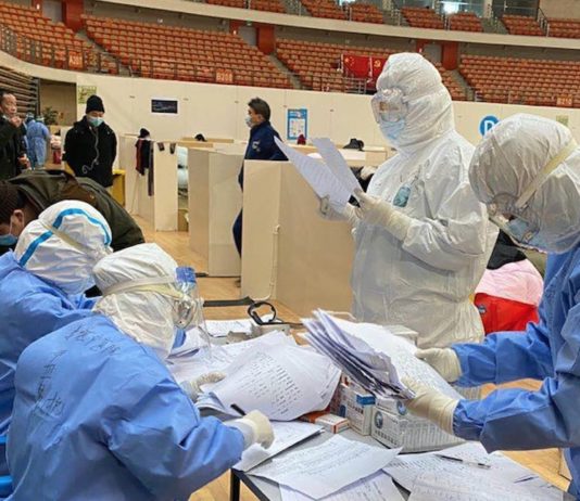 Wuhan: el doctor Juatcho Sang revisa expedientes de pacientes © Sang Huachao