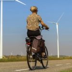mujer en bicicleta en Heijningen Países Bajos