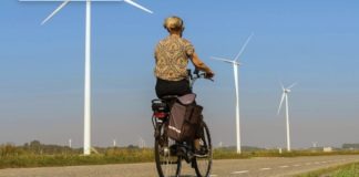mujer en bicicleta en Heijningen Países Bajos
