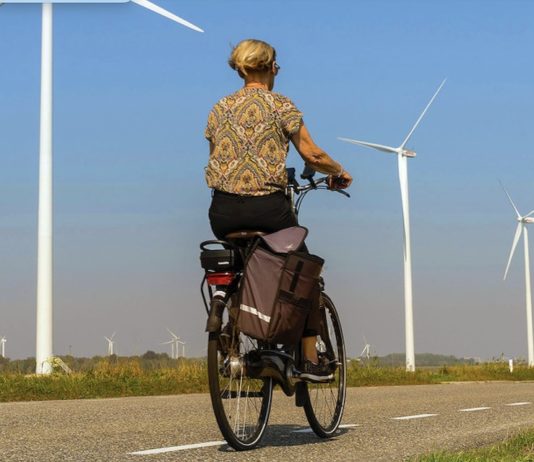 mujer en bicicleta en Heijningen Países Bajos