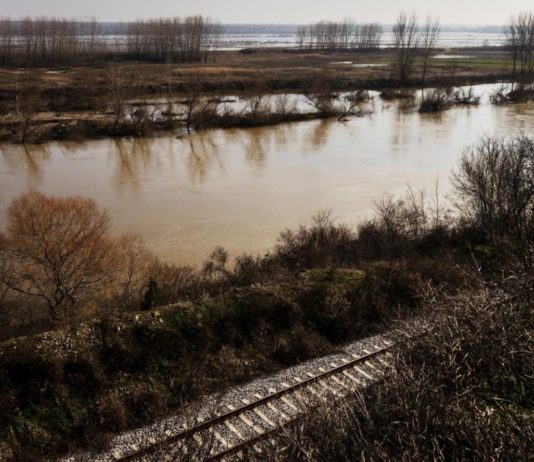 Vías férreas junto al paso de Turquía a Grecia sobre el río Evros, donde tuvieron lugar las muertes de refugiados. © ACNUR/Achilleas Zavallis
