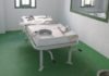 Cama con sujeciones mecánicas