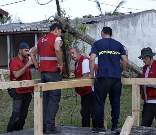 Equipo de logistas del START levanta la instalación de agua y saneamiento en su primera misión de emergencia en Mozambique, en abril de 2019, a donde acudieron tras el paso del ciclón Idai. © AECID / Miguel Lizana