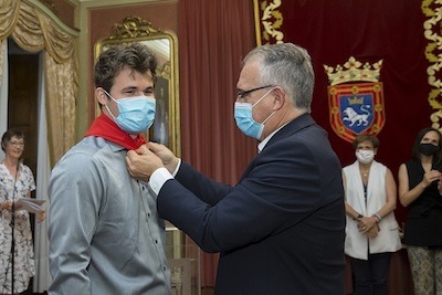 El alcalde de Pamplona pone el pañuelo rojo a Magnus Carlsen