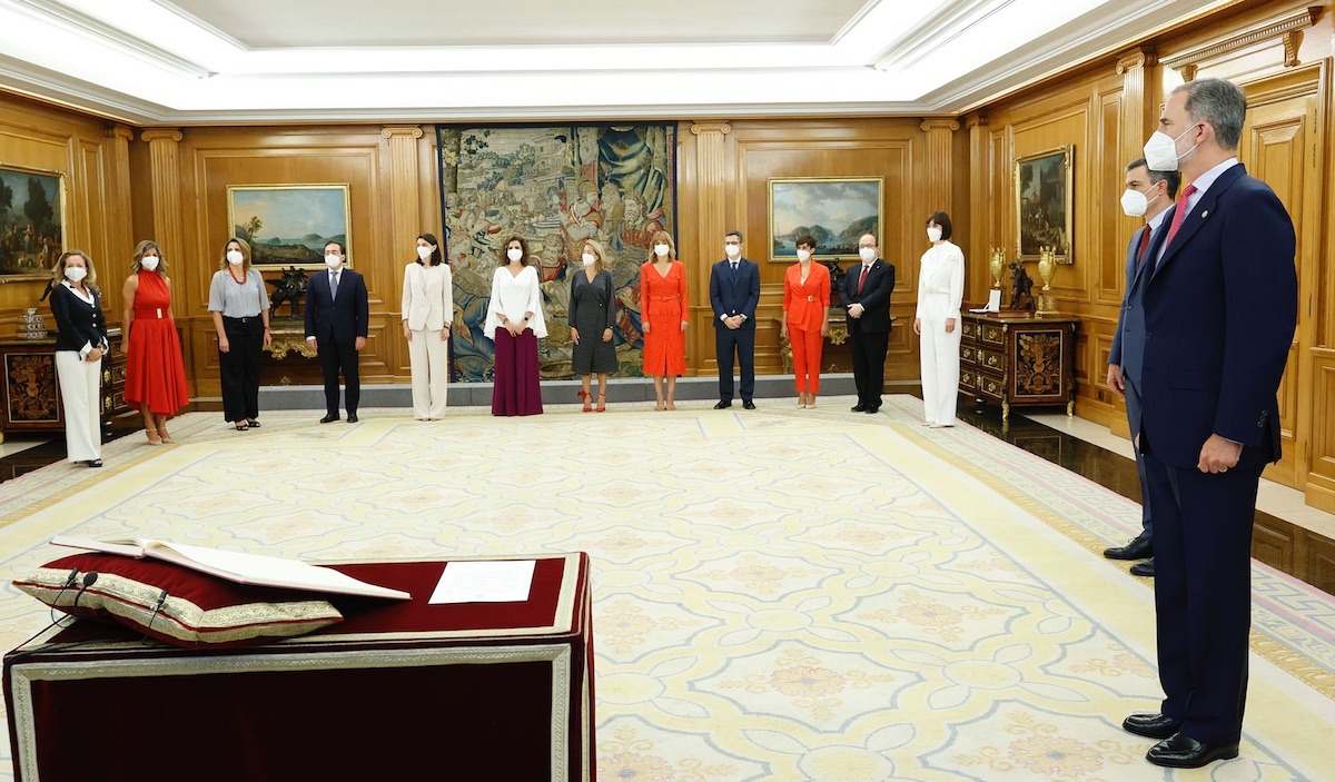 El rey, Felipe VI, el presidente del Gobierno, Pedro Sánchez, las vicepresidentas y los nuevos ministros y ministras, momentos antes del acto de toma de posesión en el Palacio de la Zarzuela (Madrid) Lunes 12 de julio de 2021