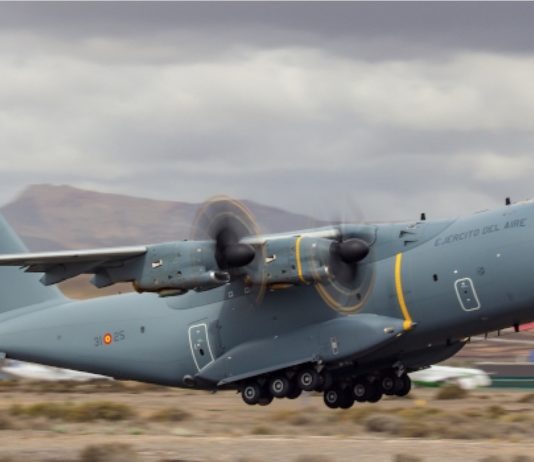 El ‘A400M’, conocido como ‘Atlas’, es el primer avión de transporte militar de gran capacidad con tecnología europea y participación española. Actualmente está llevando a cabo los vuelos Dubái-Kabul-Dubái para la evacuación de personas desde Afganistán hasta España