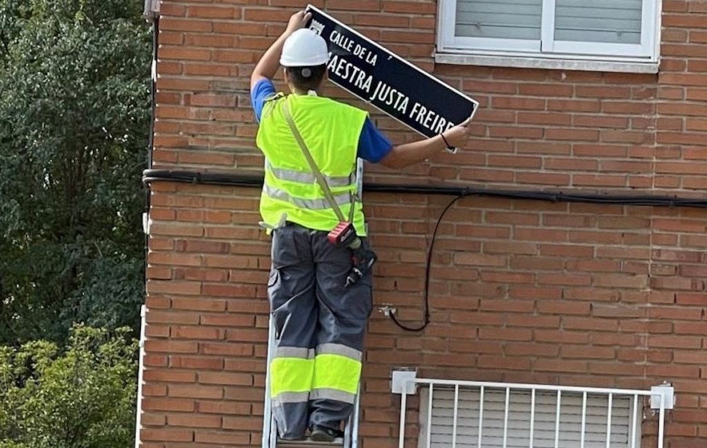 Un vecino de Madrid ha conseguido esta imagen de la retirada de la placa en memoria de la maestra Justa Freire en una calle de Madrid