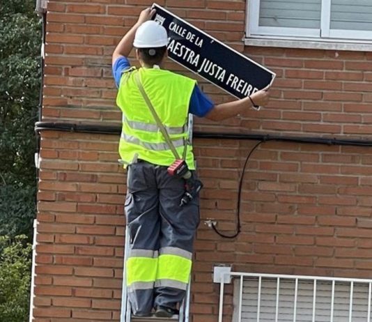 Un vecino de Madrid ha conseguido esta imagen de la retirada de la placa en memoria de la maestra Justa Freire en una calle de Madrid