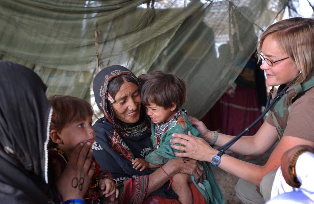 Una mujer afgana de la tribu Kuchi, en la ciudad de Gardez, Afganistán, intenta consolar a su hija, mientras la Mayor del Ejército de los EE. UU. Mary V. Krueger, 321 Batallón de Asuntos Civiles, examina a la niña. MAJ Krueger estaba asignada a la Célula de Cirujanos, para la Fuerza de Tarea Civil Militar Conjunta Combinada (CJCMOTF), que operaba una clínica ambulatoria que proporcionaba vacunas, atención médica aguda y preventiva para los miembros de las tribus locales. 