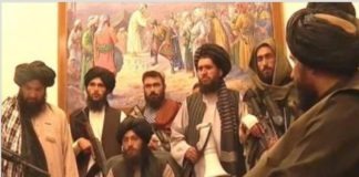 Talibanes en la mesa presidencial en Kabul