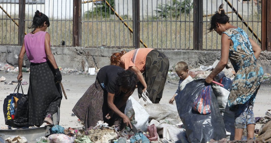UNICEF/Popov Niños y adultos gitanos trabajando en el vertedero del barrio de Nadezhda, en Bulgaria. Estas familias carecen de oportunidades de empleo, uno de los temas principales del Informe sobre Tendencias del Empleo Mundial de la OIT, 2019