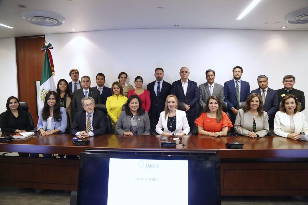 El líder de Vox, Santiago Abascal, en el centro de la imagen, posa para una fotografía en el Senado de México con políticos del PAN