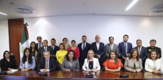 El líder de Vox, Santiago Abascal, en el centro de la imagen, posa para una fotografía en el Senado de México con políticos del PAN