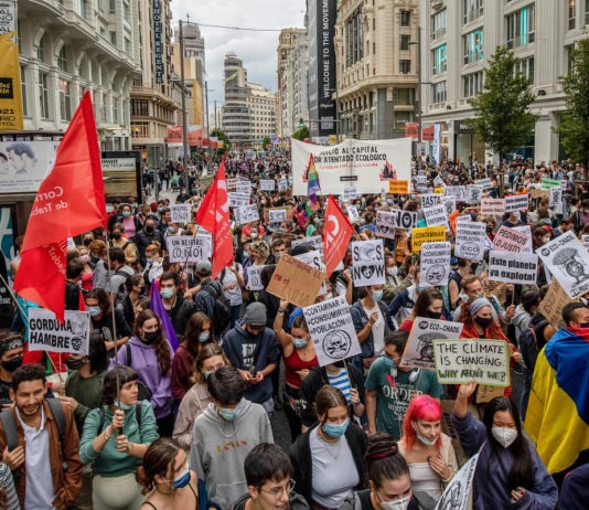 24/09/2021. Madrid, Comunidad de Madrid, España. El movimiento de protesta impulsado por Fridays for Future–Juventud por el Clima en España ha convocado para el 24 de septiembre un nuevo Día de Acción Global por el Clima. En esta ocasión, la jornada se dedicará a exigir justicia frente a la emergencia climática y mostrar el apoyo al llamado Juicio por el Clima que cuenta ya con más de 48.000 adhesiones; la denuncia ante el Tribunal Supremo presentada por varias organizaciones contra el Gobierno por su falta de compromiso y ambición en la materia. © Greenpeace / Pablo Blázquez