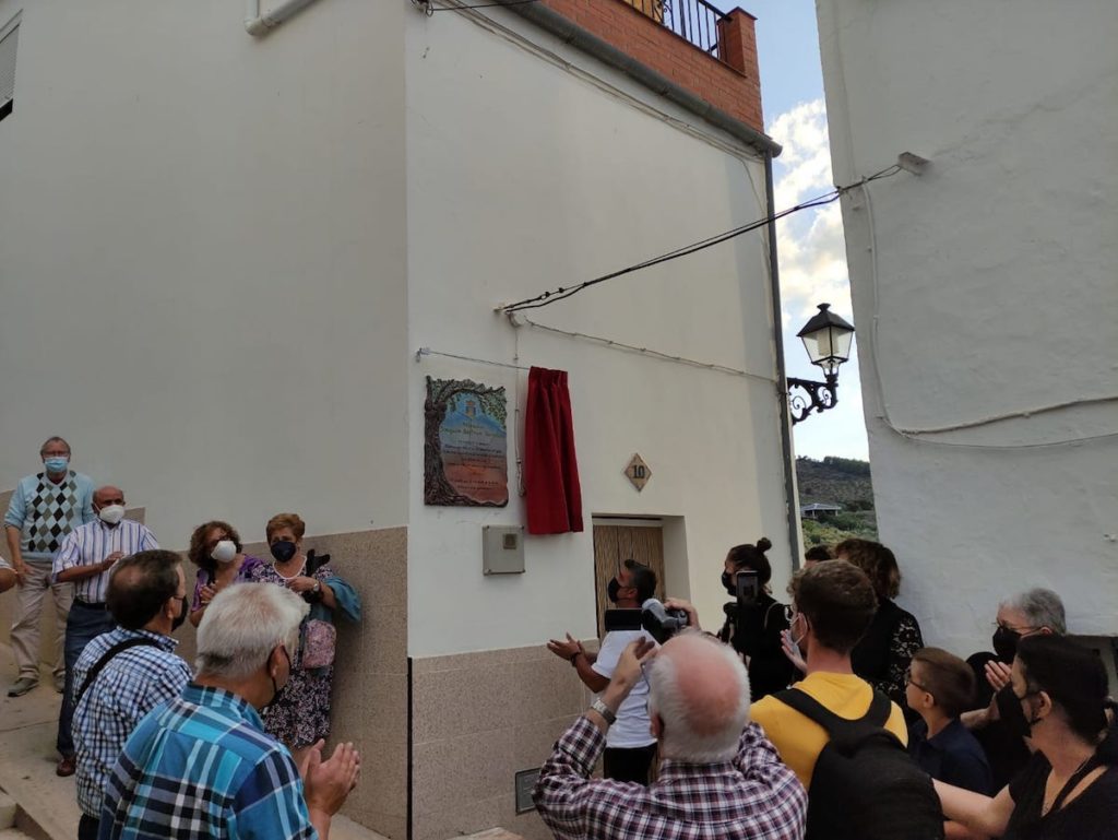 Vecinos de El Burgo en el homenaje a Joaquín Beltrán