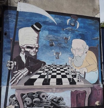 Imagen callejera en Montevideo: la muerte juega al ajedrez