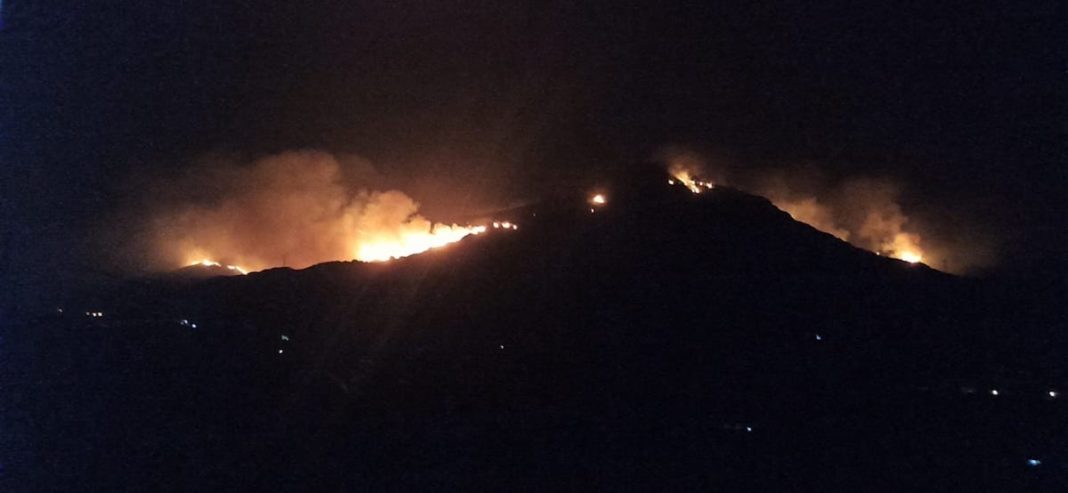 Incendio de Sierra Bermeja visto desde Estepona, hacia Benahavis. Se aprecian las luces de las viviendas cercanas.