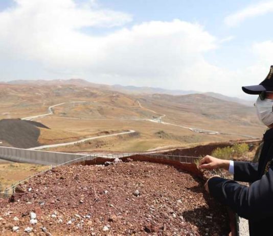 El ministro de Defensa de Turquía, Hulusi Akar supervisa un puesto de control fronterizo para evitar la entrada de inmigrantes extranjeros, especialmente provenientes de Afganistán
