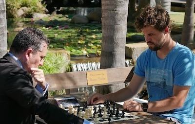 Magnus Carlsen juega contra Guillermo García García
