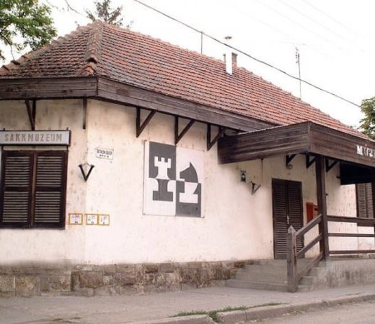 Fachada del Museo del Ajedrez de Heves, Hungría