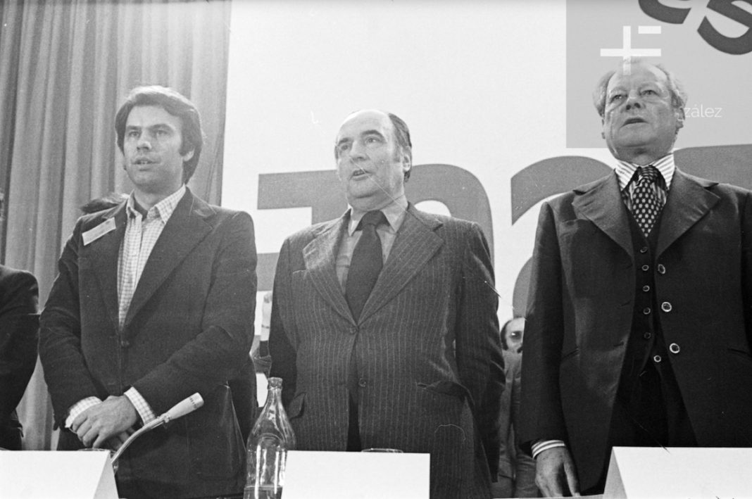 Felipe González con François Mitterrand y Willy Brandt en 1976, apertura del 27 Congreso PSOE