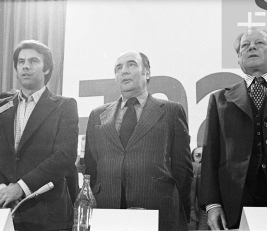 Felipe González con François Mitterrand y Willy Brandt en 1976, apertura del 27 Congreso PSOE