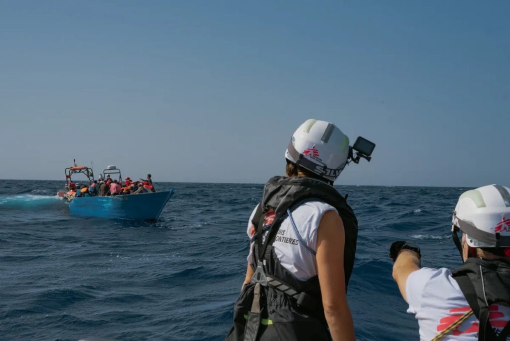 MSF: el Geo Barents localiza a una barcaza con migrantes en el Mediterráneo central.  OCT2021