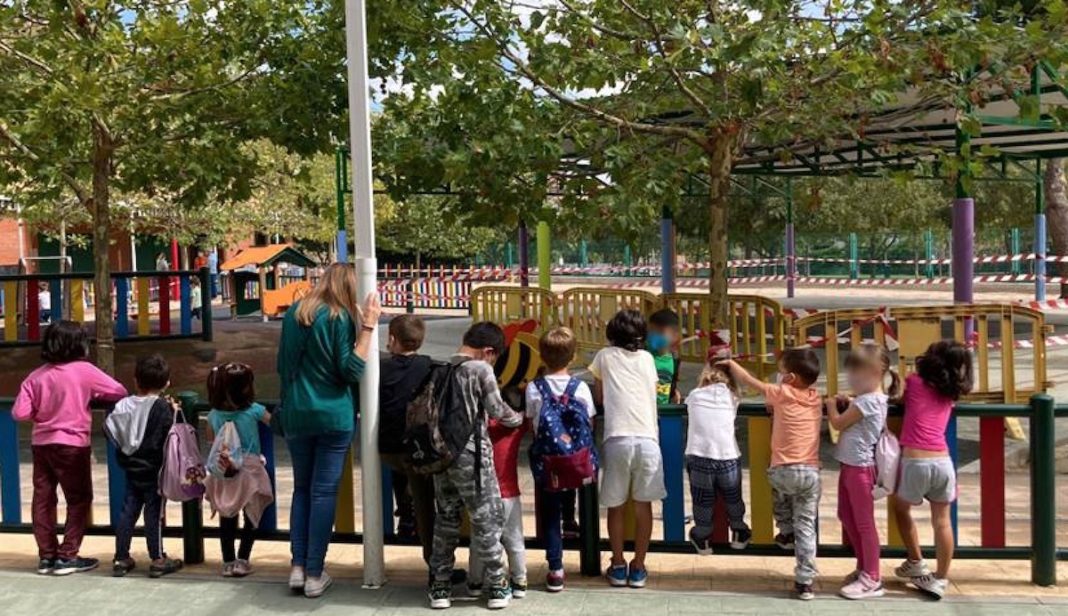 Niños en el patio de un colegio en Carabanchel Alto