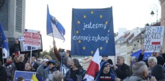 Polacos a favor UE 10OCT2021