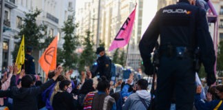 Fotorreportaje de la iniciativa de Extinction Rebellion en la confluencia de la Gran Vía con la Plaza de España, en Madrid, reivindicando una cumbre del clima de Glasgow sea la definitiva. Fotografías de Fer Román Vico.