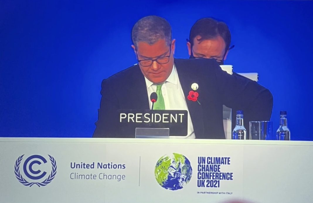 Alok Sharma, el presidente de la COP26, no puede contener la emoción, en su discurso de clausura de la cumbre climática, expresando la tensión de negociar el Pacto del Clima de Glasgow, por los obstáculos impuestos por los grandes productores de carbón y de petróleo para un texto consensuado al respecto. Foto: CMNUCC / Twitter